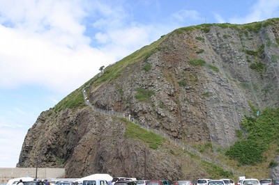 オロンコ岩(左側)