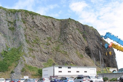 オロンコ岩(右側)