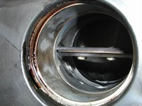 吸気ポートお掃除前(バタフライより外側)